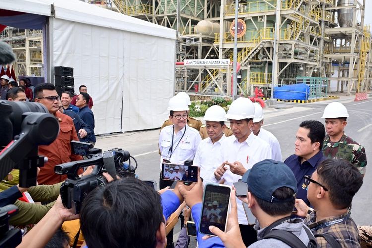 Presiden Joko Widodo memberikan keterangan pers usai meresmikan ekspansi PT Smelting Gresik, di Kabupaten Gresik, Jawa Timur, pada Kamis (14/12/2023). 