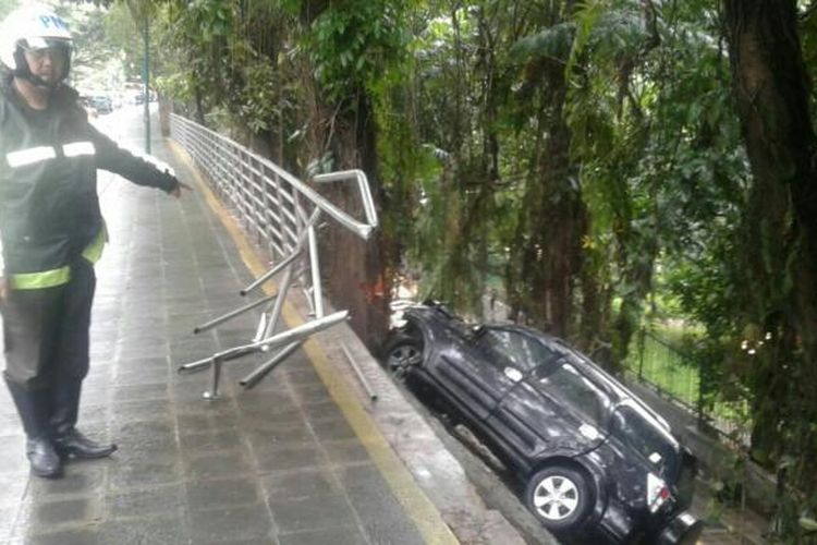Mobil Toyota menabrak pagar pembatas jalur pedestrian di seputaran Kebun Raya Bogor, Jalan Jalak Harupat, Kota Bogor, Rabu (8/2/2017).