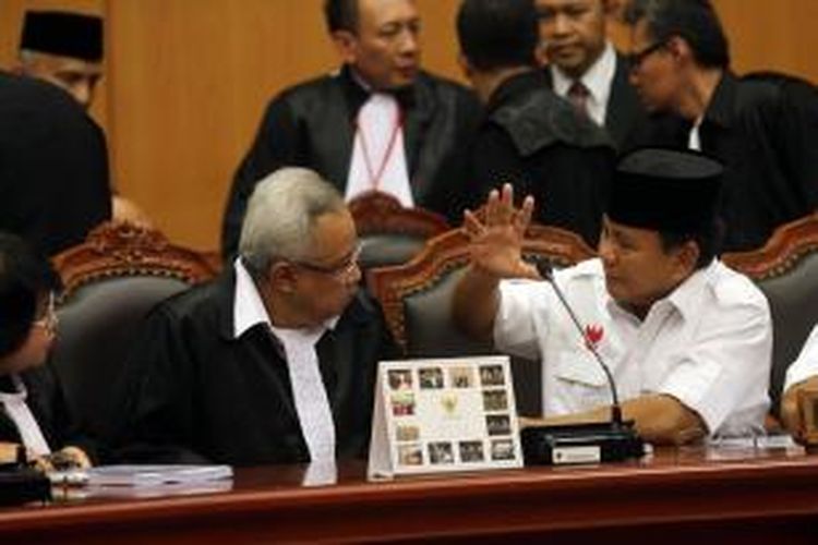 Calon presiden nomor urut 1 Prabowo Subianto berdiskusi dengan kuasa hukumnya dalam sidang perdana perselisihan hasil pemilhan umum (PHPU) di Mahkamah Konstitusi (MK), Jakarta, Rabu (6/8/2014). Prabowo-Hatta menuntut agar MK membatalkan SK KPU yang menetapkan pasangan nomor urut 2 Joko Widodo-Jusuf Kalla sebagai pemenang Pilpres 2014. TRIBUNNEWS/DANY PERMANA