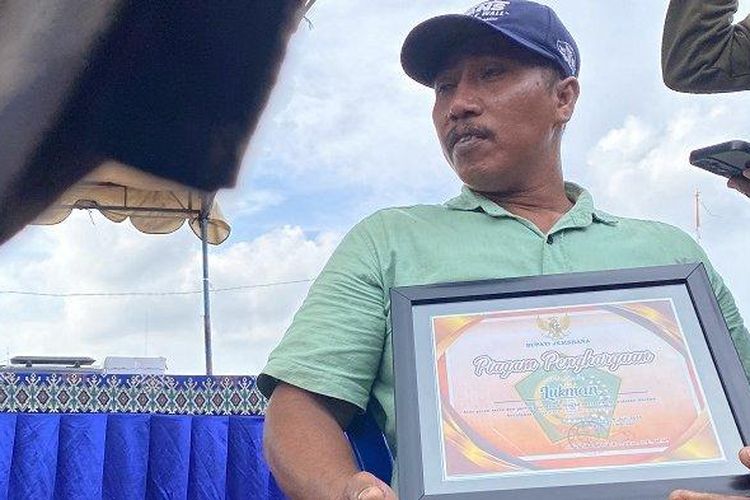Lukman Hakim (44) seorang nelayan Pantai Pebuahan saat menceritakan ihwal penemuan para korban KMP Tunu Pratama Jaya yang selamat maupun meninggal dunia di perairan Pebuahan, Desa Banyubiru, Kecamatan Negara, Jembrana, Selasa 8 Juli 2025. 
