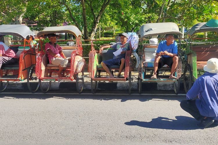 Para tukang becak menunggu THR  menjelang lebaran di Kabupaten Kulon Progo, Daerah Istimewa Yogyakarta.