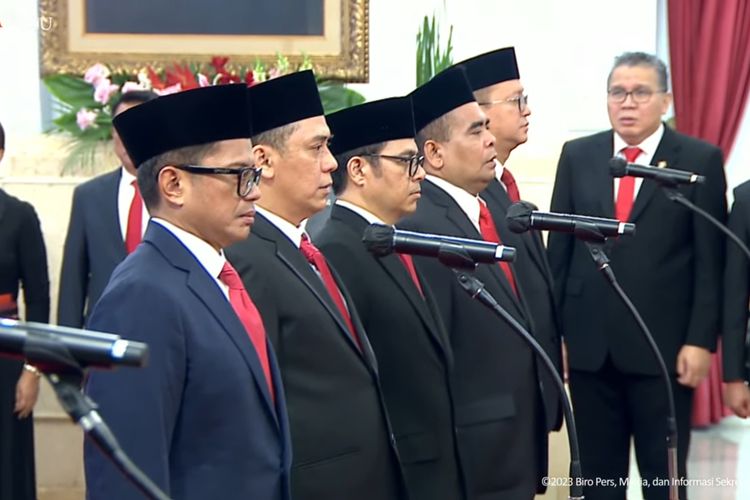 Presiden Joko Widodo melantik lima orang wakil menteri Kabinet Indonesia Maju di Istana Negara Jakarta, Senin (17/7/2023).