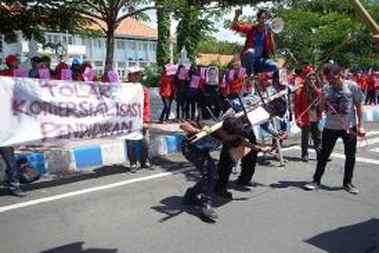Mahasiswa menolak pendirian kampus Unair di Banyuwangi Kamis (13/03/2014)