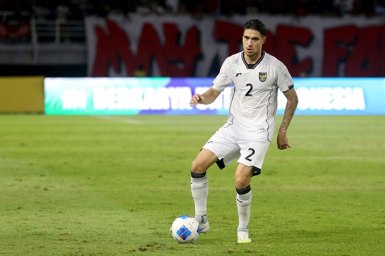 Pemain timnas Indonesia Kevin Diks saat laga FIFA Matchday melawan Lebanon yang berakhir dengan skor 0-0 di Stadion Gelora Bung Tomo Surabaya, Jawa Timur, Senin (8/9/2025) malam.