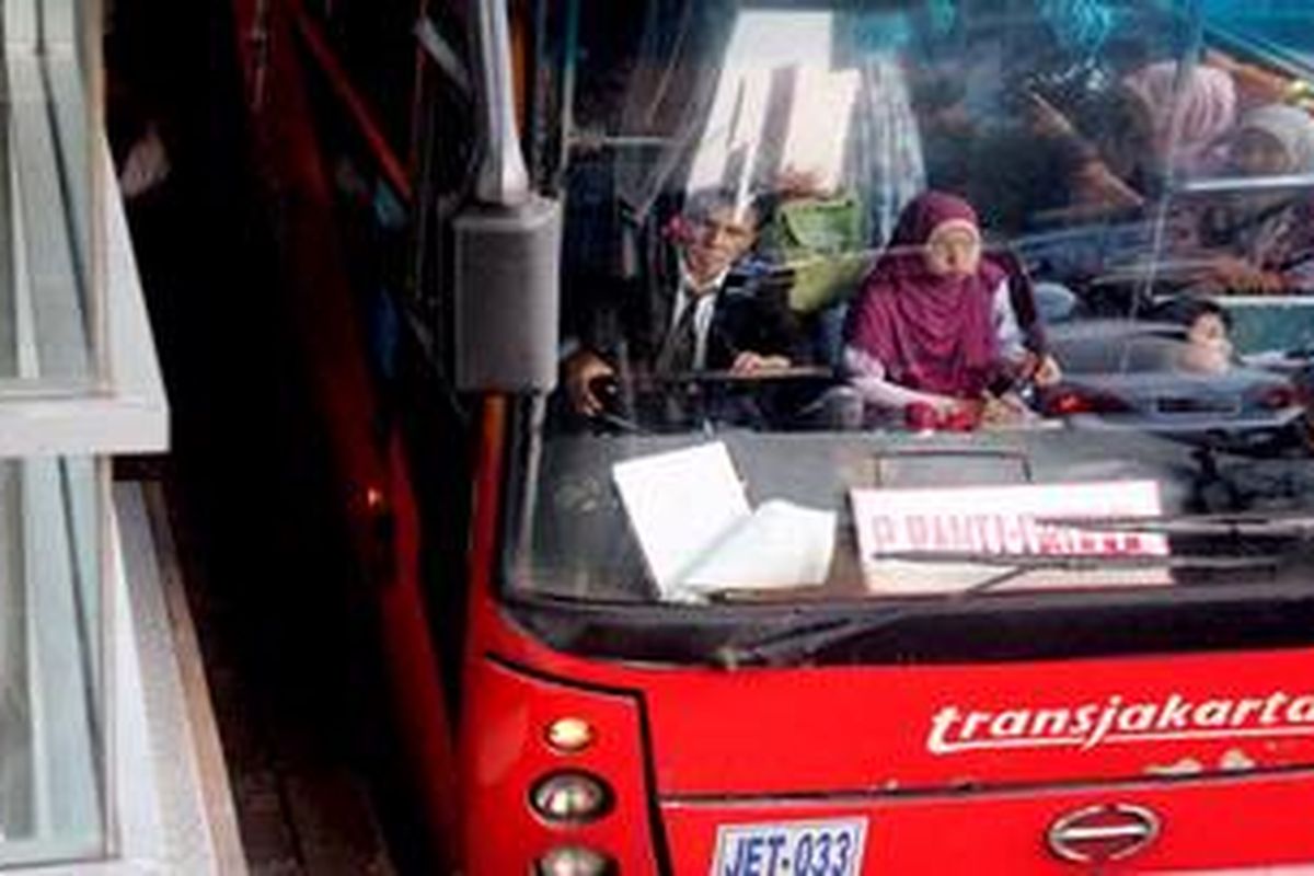 Pengemudi (pramudi atau sopir bus TransJakarta melintas di Jalan Gatot Soebroto, Jakarta, Selasa (30/4/2013). Pemprov DKI menyerukan kepada jasa operator bus Transjakarta untuk menyetarakan gaji pramudi bus yang saat ini terjadi ketimpangan antara satu koridor dengan koridor yang lain. Variasi gaji pramudi bus TransJakarta saat ini antara Rp 1,6 juta hingga Rp 4,5 juta tergantung kebijakan masing-masing operator.