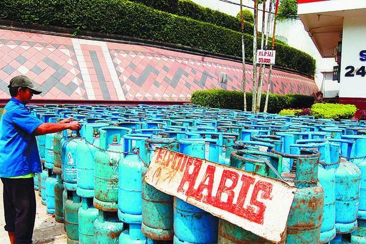 Petugas outlet gas di SPBU Palapa, Bandar Lampung, Selasa (6/5), mengatur tabung-tabung gas kosong untuk diisi kembali. Meski tidak terjadi kenaikan harga, warga Bandar Lampung, dalam dua hari terakhir, kesulitan mendapatkan gas elpiji ukuran 12 kilogram. Permintaan warga akan gas yang cukup tinggi membuat pengecer dan outlet gas selalu kehabisan stok.  