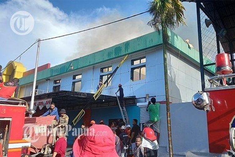 Api melahap sebagian ruang Instalasi Gawat Darurat (IGD) Rumah Sakit Umum Daerah (RSUD) Abepura, Selasa (9/5/2023) sore.