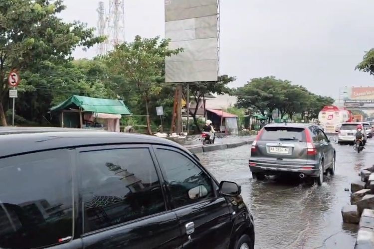 Jalan Pantura Kaligawe Semarang, Jawa Tengah (Jateng). Senin (8/4/2024).