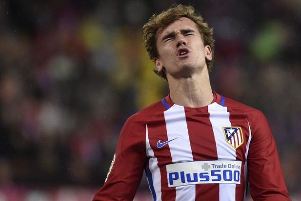 Ekspresi pemain Atletico Madrid, Antoine Griezmann, saat gagal mencetak gol ke gawang Espanyol, dalam ajang La Liga di Stadion Vicente Calderon, Selasa (6/12/2016).