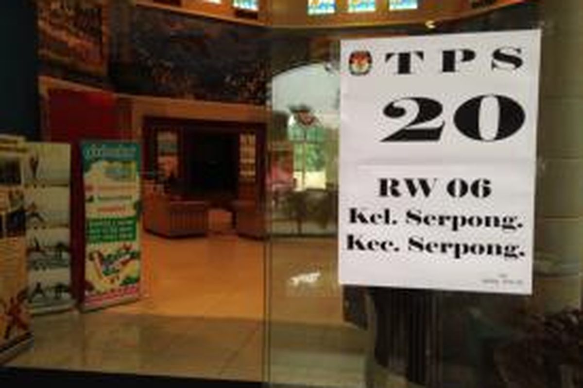 Tampak kondisi Tempat Pemungutan Suara (TPS) nomor 20 di Kelurahan Serpong, Kecamatan Serpong, Tangerang Selatan, Selasa (8/12/2015) sore. Di TPS tempat calon wali kota nomor urut satu Ikhsan Modjo mencoblos itu, sama sekali tak tampak petugas KPU dan perlengkapan pencoblosan esok hari.