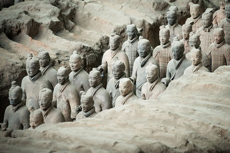 Pasukan terakota. Makam kaisar pertama China yang dijaga ribuan pasukan terakota (Terracota Army) tidak pernah dibuka selama lebih dari 2000 tahun.