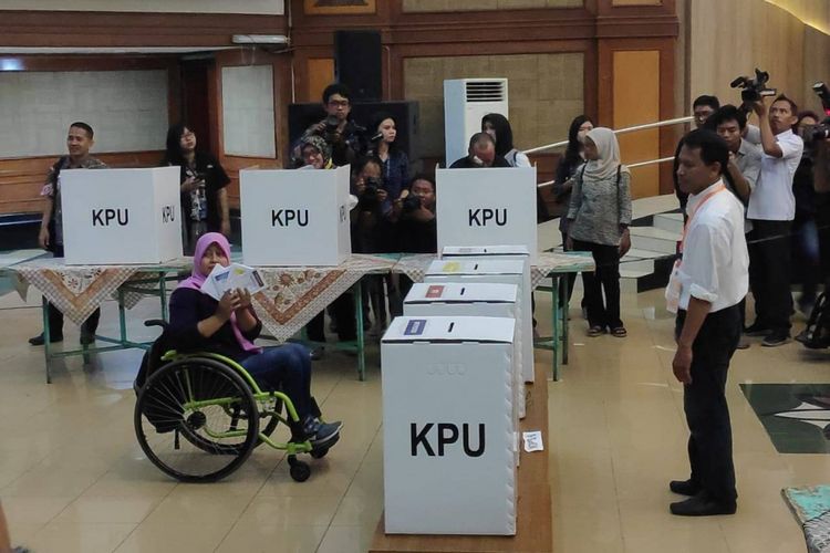 Simulasi pemungutan suara untuk penyandang disabilitas di kantor Kementerian Sosial, Salemba, Jakarta Pusat, Kamis (14/2/2019).