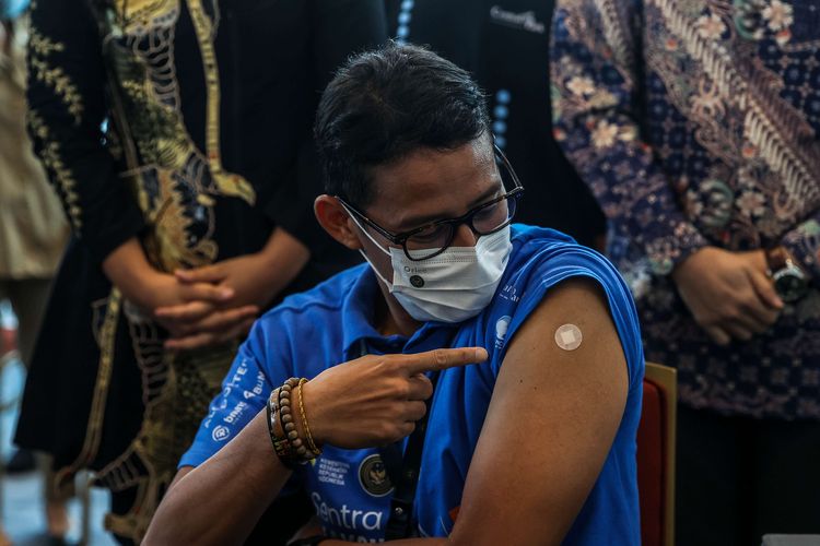 Menteri Pariwisata dan Ekonomi Kreatif, Sandiaga Uno mendapat suntikan dosis pertama vaksin COVID-19 Astra Zeneca di Sentra Vaksinasi Central Park dan Neo Soho Mall, Jakarta Barat, Selasa (8/6/2021). Kemenparekraf membuka program vaksinasi Covid-19 bagi para pelaku pariwisata dan ekonomi kreatif di area Jakarta yang berlangsung dari tanggal 8 hingga 11 Juni 2021.