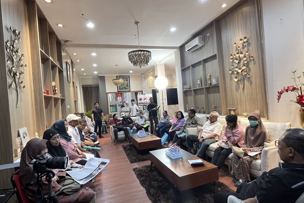 Suasana rumah aspirasi Wakil Walikota Surabaya, Armuji saat warga melaporkan berbagai keluhan, Selasa (31/3/2026). 