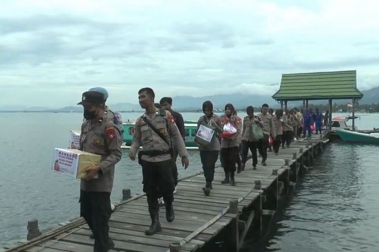 Tak Terdata BLT, Polisi Sambangi Warga Pulau Terpencil *** Local Caption *** Tak Terdata BLT, Polisi Sambangi Warga Pulau Terpencil