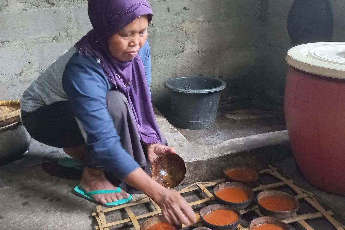 Pembuat gula jawa Desa Gunung Wangi, Kecamatan Kaligesing, Purworejo, Jawa Tengah pada Minggu (25/9/2022). Desa Gunung Wangi dikenal sebagai sentra produksi gula aren rumahan di Kabupaten Purworejo. Sebagian besar penduduknya memproduksi gula aren sebagai mata pencaharian. 