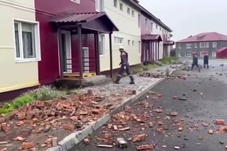 Tangkapan layar dari video gempa Rusia memperlihatkan personel darurat memeriksa kerusakan rumah-rumah yang terdampak di Pulau Sakhalin, timur jauh Rusia, Rabu, 30 Juli 2025.