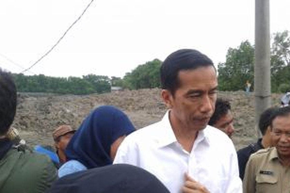 Gubernur DKI Jakarta Joko Widodo saat melakukan peninjauan ke Waduk Marunda, Cilincing, Jakarta Utara, Selasa (18/2/2014)