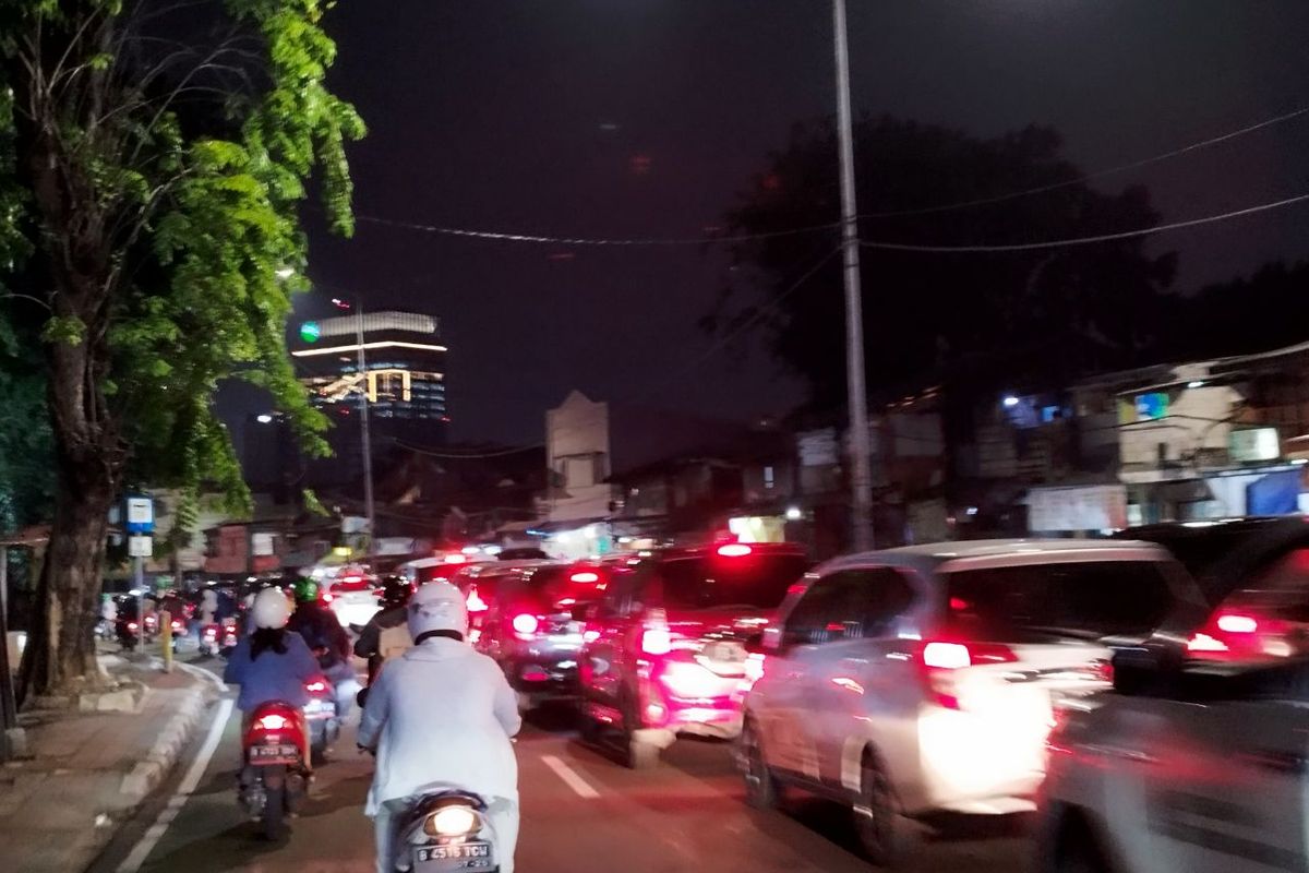 Kepadatan kendaraan di Jalan Penjompongan Raya, Tanah Abang, Jakarta Pusat pada Rabu (21/6/2023). (KOMPAS.com/XENA OLIVIA)