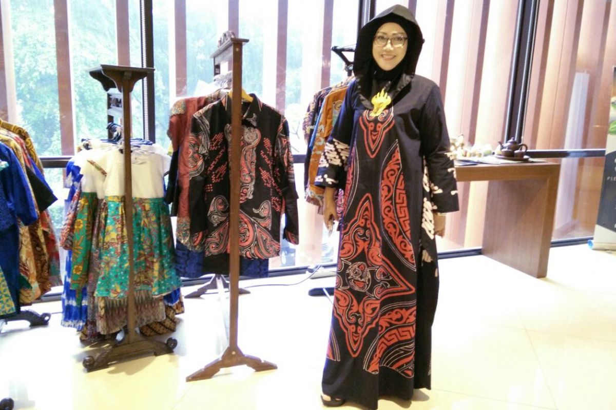 Ayu Purhadi dengan batik gorga rancangannya