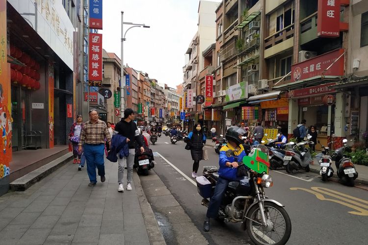 Toko-toko di sepanjang Tamsui Old Street di Distrik Tamsui, New Taipei, Taiwan, Selasa (19/2/2019).