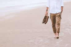 5 Manfaat Berjalan Kaki di Pantai bagi Kesehatan