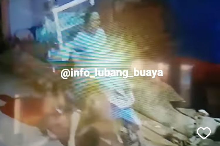 Sebuah video yang menunjukkan pencurian etalase terjadi di Jalan Kramat, Gang Bina Warga II, Kelurahan Lubang Buaya, Kecamatan Cipayung, Jakarta Timur.