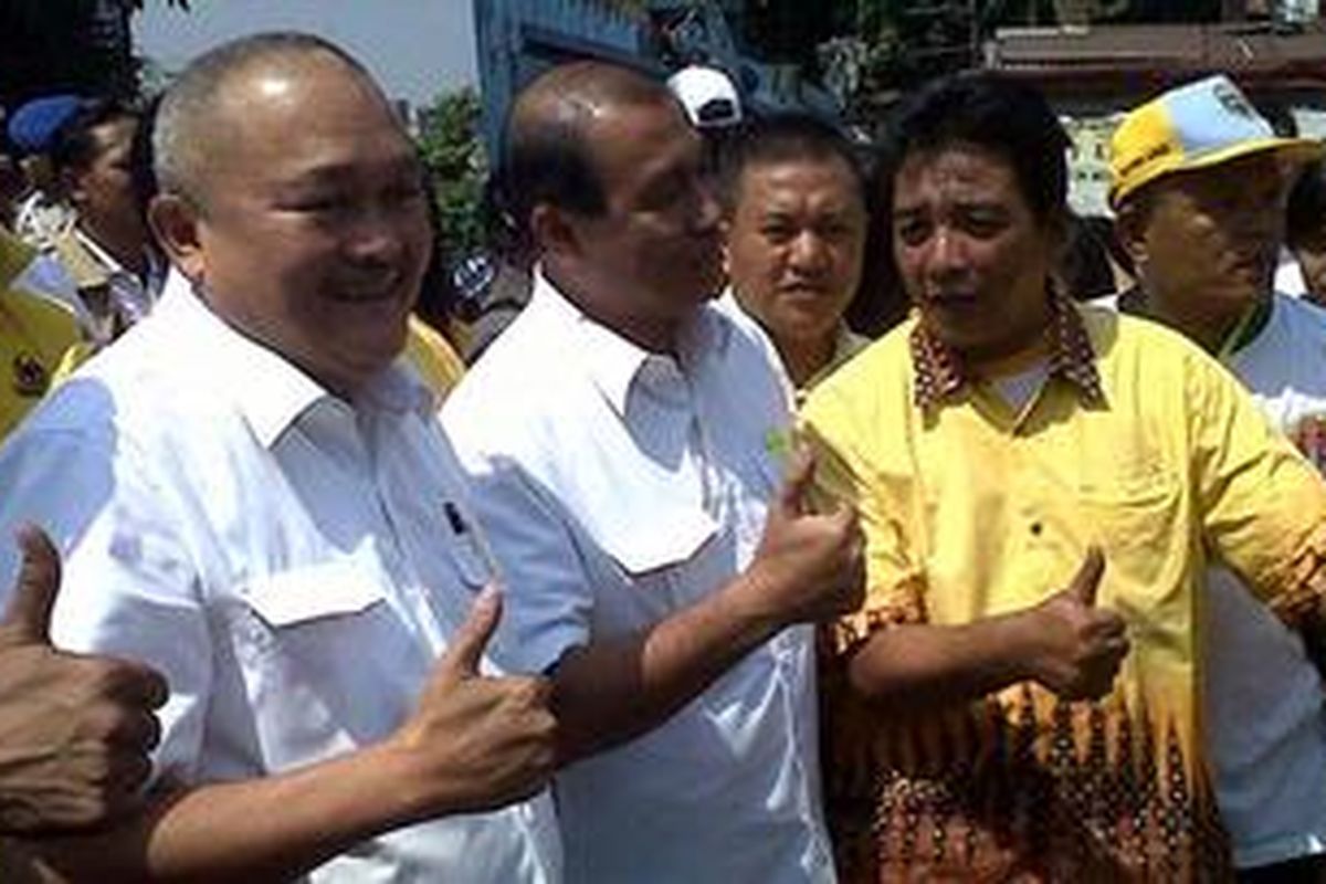 Calon Gubernur dan Wakil Gubernur DKI Jakarta Alex Noerdin dan Nono Sampono berkampanye dengan menggelar pengobatan gratis di halaman parkir eks Bioskop Nusantara, di Jalan Jatinegara Barat, RW 05, Kelurahan Kampung Melayu, Jakarta Timur, Senin (25/6/2012).