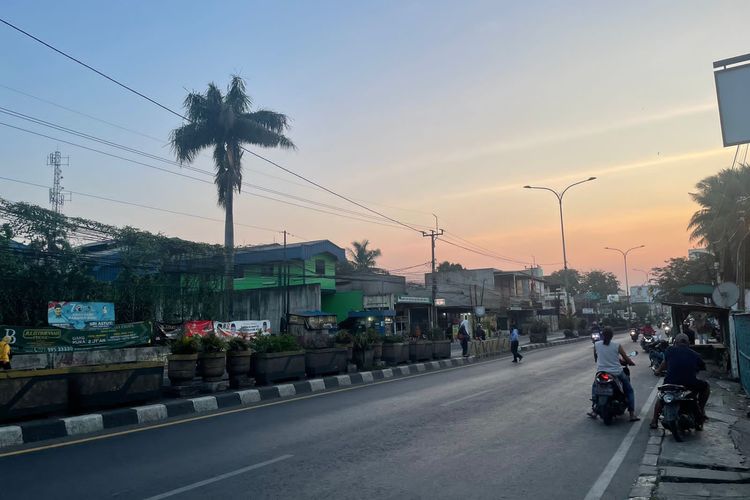Jalan Sultan Hasanudin, Tambun Selatan, Kabupaten Bekasi, menjadi lokasi alias trek langganan balapan liar yang biasa dilakukan para remaja muda setiap Sabtu dan Minggu malam. Padahal lokasi balap liar itu tak jauh dari Polsek Tambun.