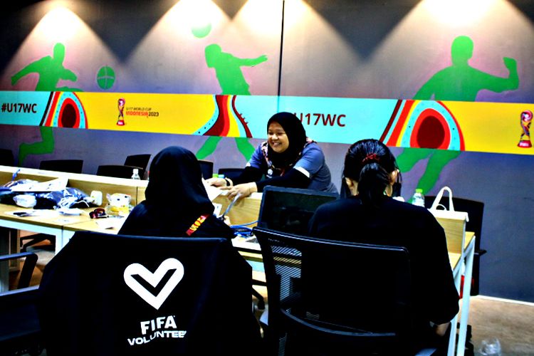Jelang berlangsungnya Piala Dunia U17 2023 Indonesia, FIFA Volunteer sedang berdiskusi di press room Stadion Gelora Bung Tomo Surabaya, Jawa Timur, Rabu (8/11/2023) sore.