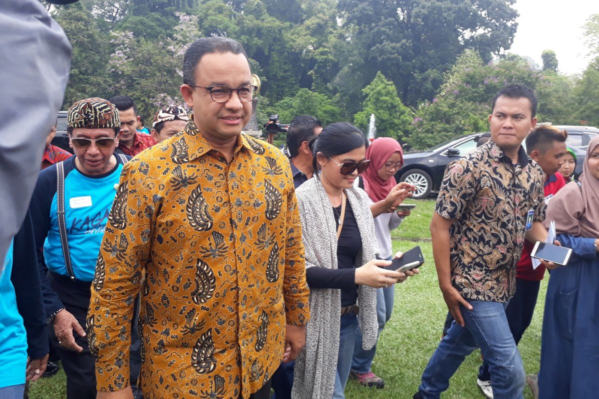 Gubernur DKI Jakarta Anies Baswedan saat tiba dalam acara pengukuhan kepengurusan Keluarga Alumni Gadjah Mada (KAGAMA) di Kebun Raya Bogor, Sabtu (21/10/2017).