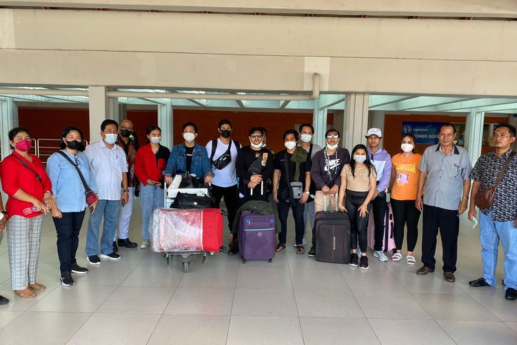 Sebelas orang Pekerja Migran Indonesia (PMI) asal Bali yang sempat terkatung-katung di Turki, saat tiba di Bali, Minggu (10/4/2022).