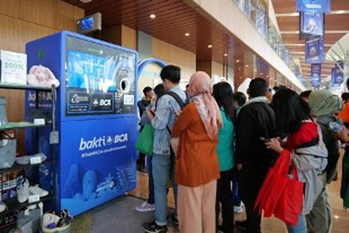 Antrean pengunjung di depan mesin RVM Bakti BCA, mesin penukaran botol plastik di BCA Expo 2023 di ICE BSD (10/9/2023).