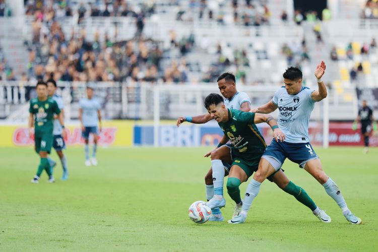 Pemain Persebaya Surabaya Bruno Moreira dijaga ketat dua pemain Persita Tangerang pada laga pekan ke-8 liga 1 2023-2024 yang berakhir dengan skor 1-0 di Stadion Gelora Bung Tomo Surabaya, Jawa Timur, Sabtu (12/8/2023) sore.