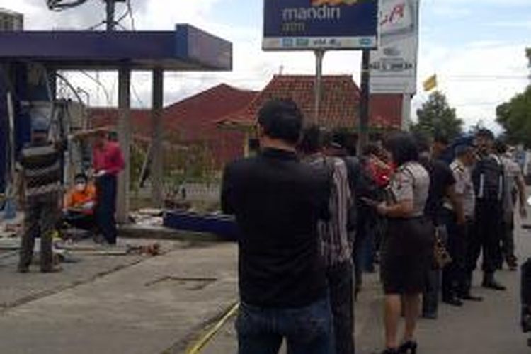 Polisi melakukan olah tempat kejadian perkara (TKP) di lokasi ledakan ATM Mandiri di Jalan Kartanegara, Karangploso, Kabupaten Malang, Jawa Timu, Kamis (8/1/2014). Ratusan warga mendatangi lokasi ledakan hingga mengakibatkan kemacetan di jalur Malang menuju Kota Batu.