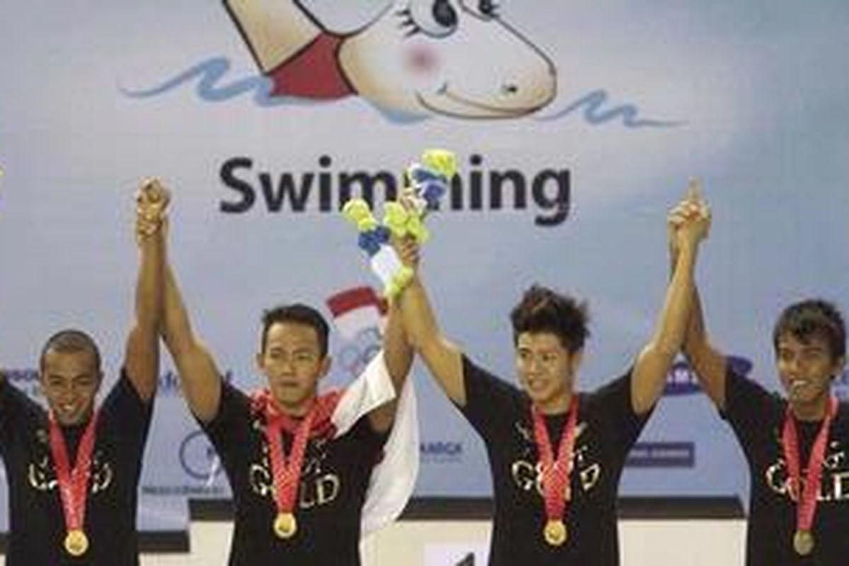 Perenang Indonesia, merayakan kemenangan seusai menjuarai nomor 4x100 meter gaya ganti estafet putra di Stadion Renang Jakabaring, Sumatera Selatan, Kamis (17/11/11). I Gede Siman Sudartawa, Indra Gunawan, Glen Victor Sutanto dan Triady Fauzi merebut medali emas sekaligus memecahkan rekor baru SEA Games di nomor ini dengan catatan waktu 3:41,35 detik.