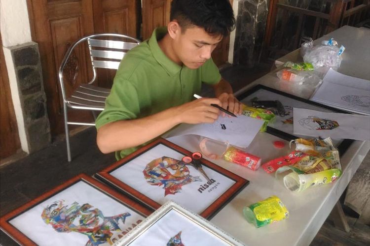 Lir Prawono membuat lukisan dari limbah plastik di Oemah Maen, Baturraden, Kabupaten Banyumas, Jawa Tengah, Kamis (1/8/2019).