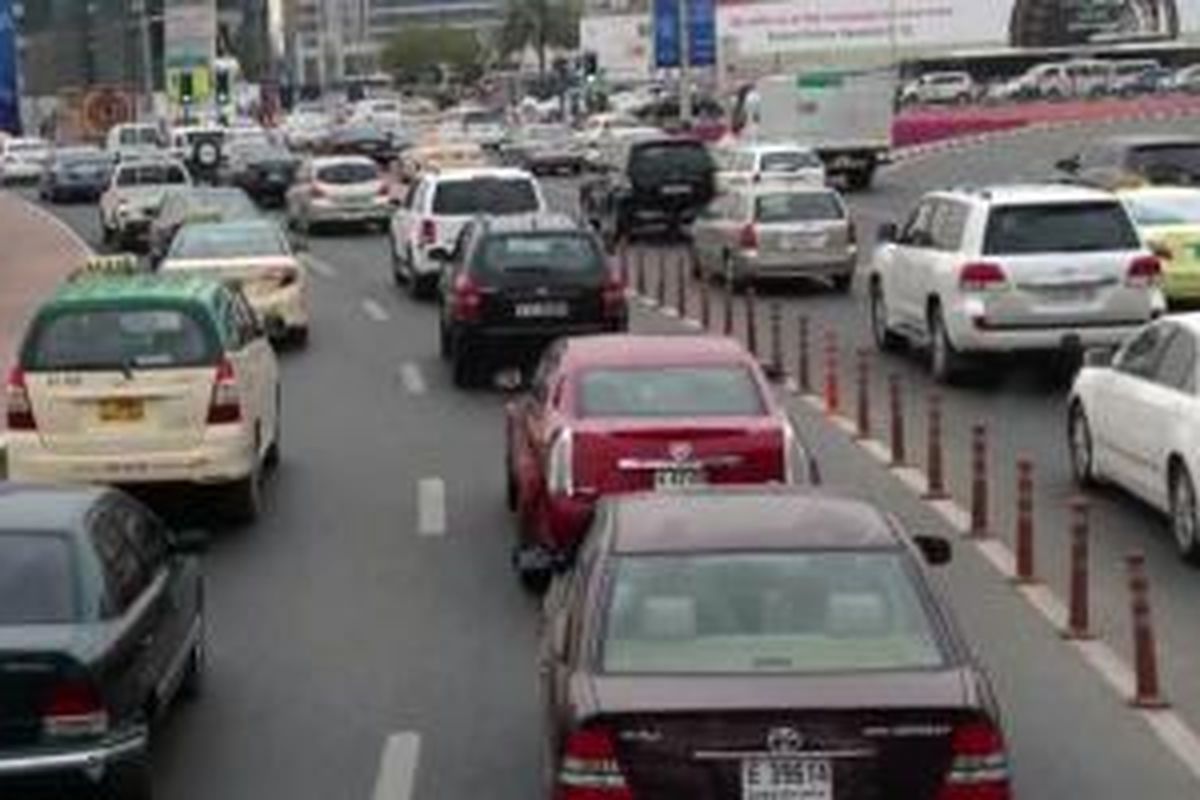 Mudahnya memiliki mobil pribadi di Dubai membuat tingkat kemacetan tidak dapat dibendung. 