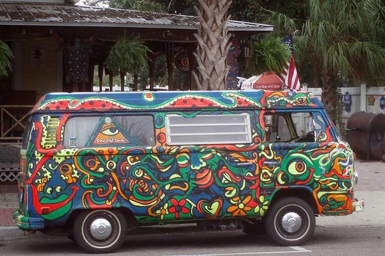 Kendaraan van orang Hippie dengan mural