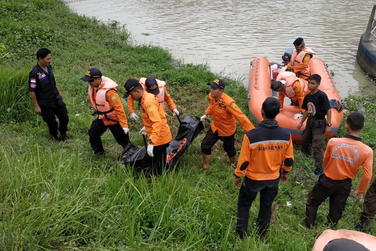 Tim SAR mengevakuasi jasad korban, Satimah (59) di Sungai Serayu, Desa Tambaknegara, Kecamatan Rawalo, Kabupaten Banyumas, Jawa Tengah, Jumat (31/5/2019).