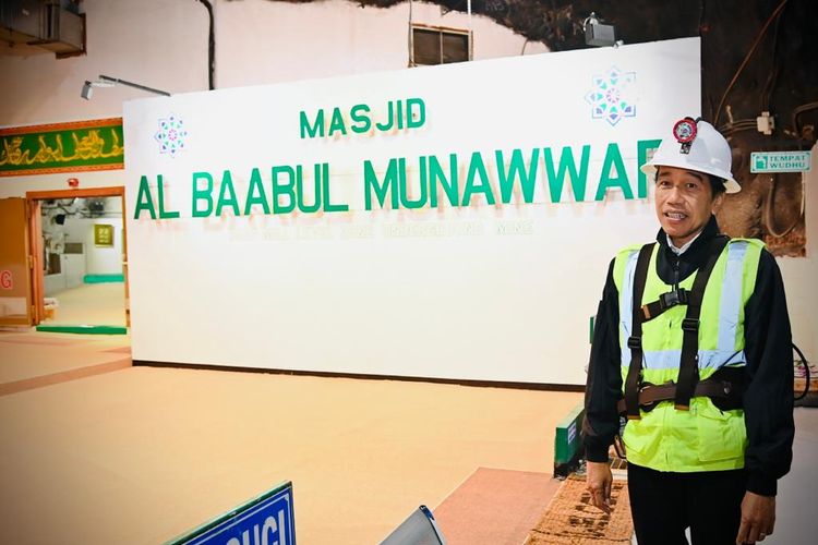  Presiden Joko Widodo mengunjungi Masjid Al Baabul Munawwar dan Gereja Okumene Soteria yang berada di bawah tanah di Deep Mill Level Zone (DMLZ) undergound, Kabupaten Mimika, Kamis (1/9/2022).