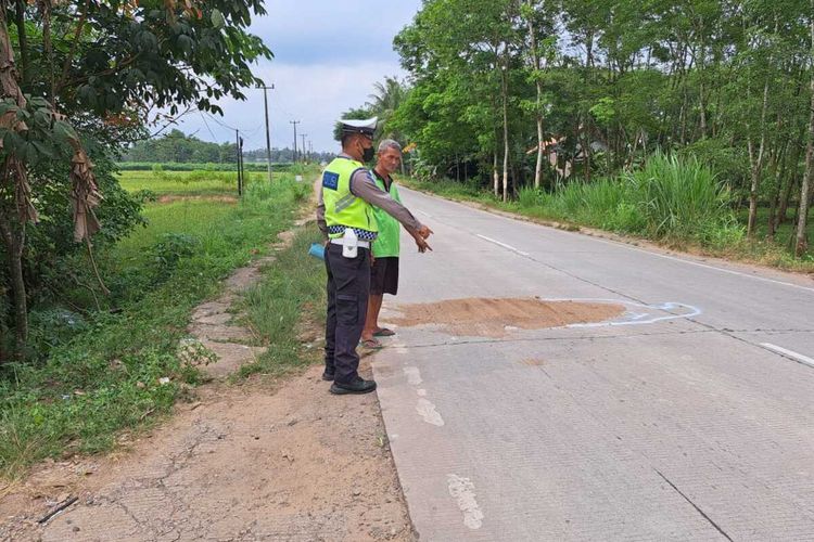 Anggota Satlantas Polres Lampung Selatan menunjukkan lokasi kecelakaan yang menewaskan seorang mahasiswi Unila, Kamis (20/10/2022) siang.