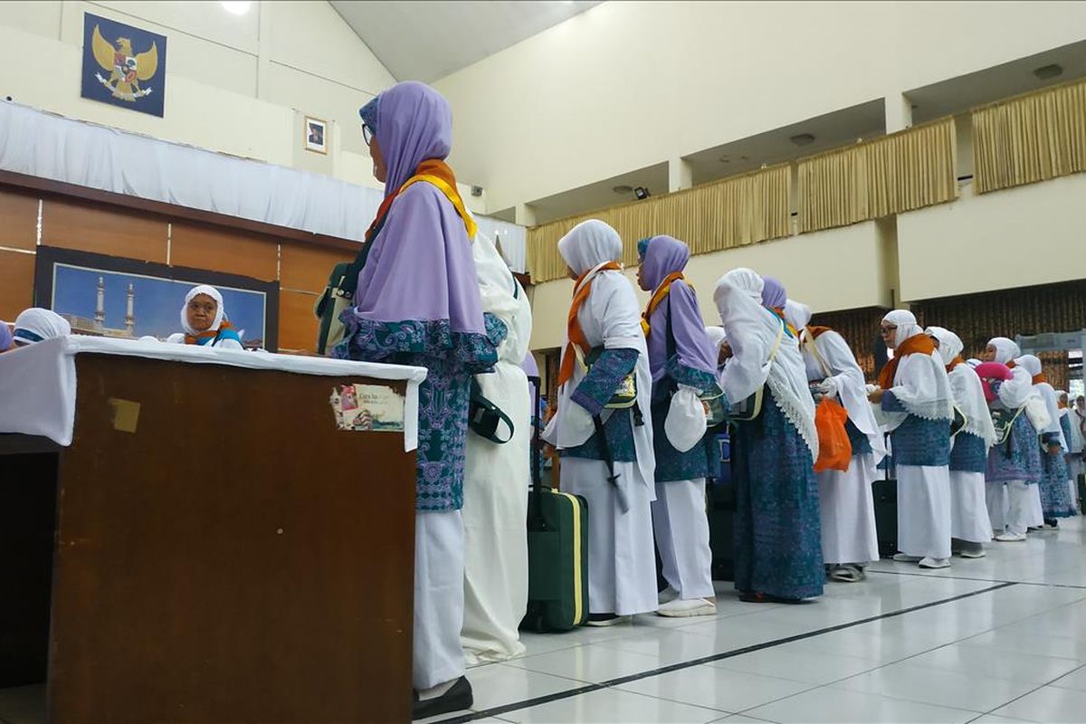 Jemaah haji asal Jawa Barat menanti keberangkatan dari Asrama Haji Embarkasi Bekasi, Selasa (9/7/2019).