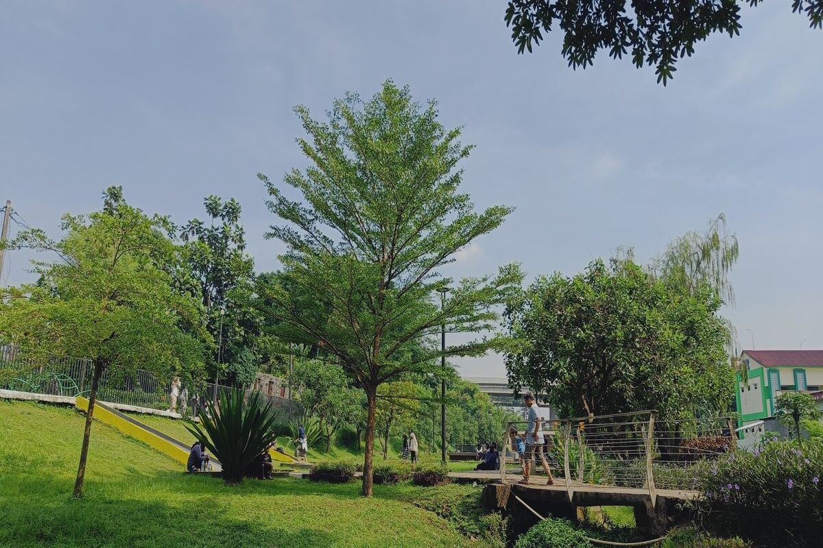 Taman Piknik terletak di Jalan Manunggal II, Cipinang Melayu, Jakarta Timur bisa menjadi alternatif untuk mengisi waktu libur akhir pekan dan bertamasya bersama keluarga. Begini suasana Taman Piknik pada Minggu (18/12/2022). 