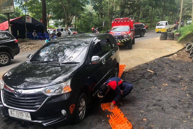Dinas Pemadam Kebakaran dan Penyelamatan (Damkarmat) Kota Batu pada Senin (24/4/2023) pukul 13.00 WIB melaksanakan operasi evakuasi mobil yang rem blong di Jalan Klemuk Rescue Kota Batu.