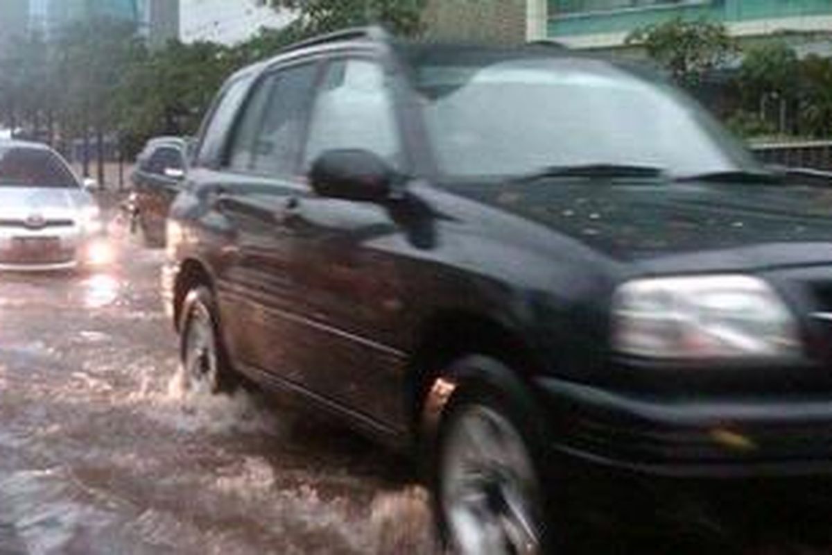 Genangan di depan Menara BCA, Jalan MH Thamrin, Jakarta Pusat, Sabtu (22/12/12) sore.