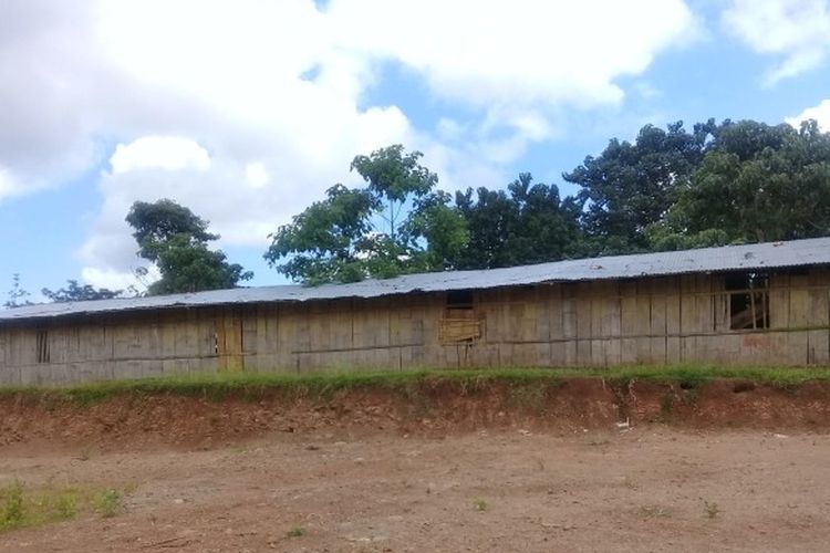Bangunan darurat SMPN 10 Kota Komba, Desa Pong Ruan, Kecamatan Kota Komba, Kabupaten Manggarai Timur, Flores, NTT, Rabu (26/6/2019).
