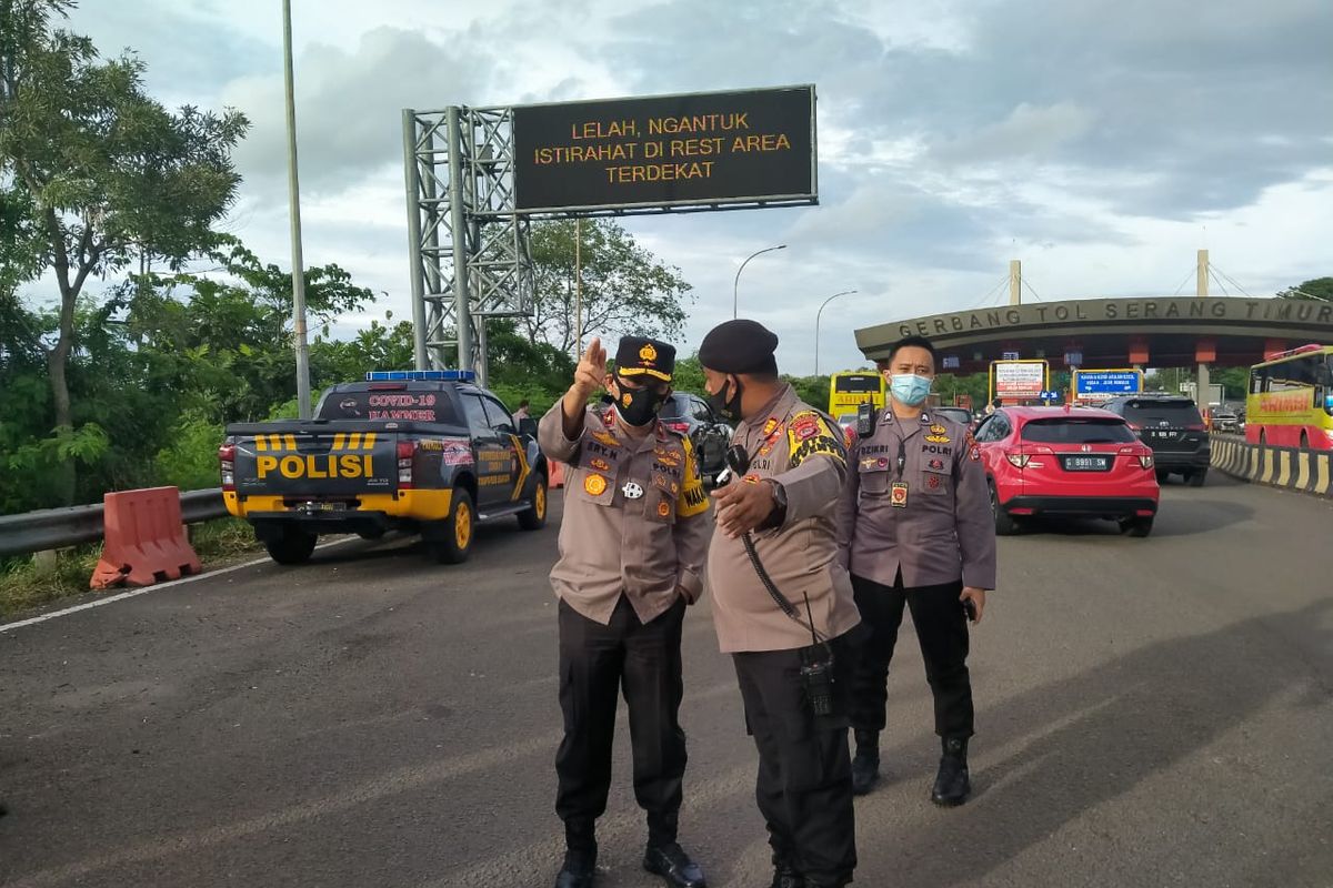 Polda Banten melakukan penyekatan massa yang akan ikut aksi 1812 di gerbang tol Serang Timur