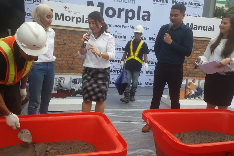 Wadah khusus yang disediakan untuk Morpla, produk baru Holcim Indonesia, saat diluncurkan pada Rabu (5/9/2018) di Jakarta.