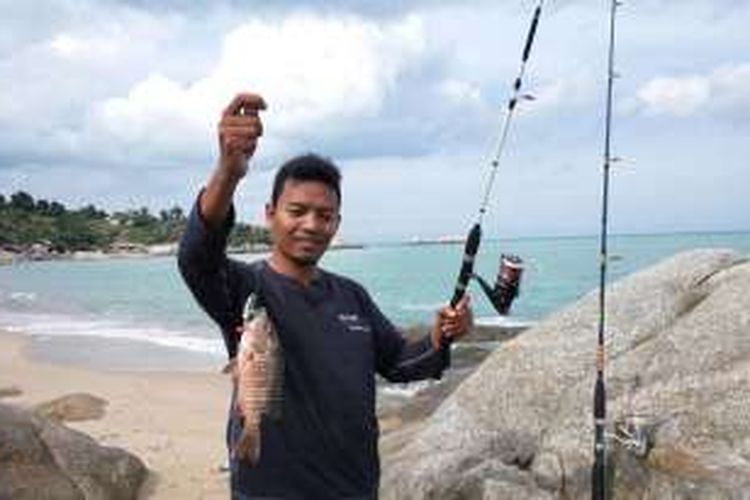 Pengunjung Pantai Sungailiat Bangka dengan tangkapan ikan dari hasil memancing.